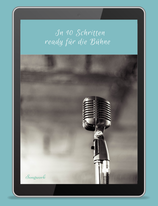 iPad mit Schwarz-Weiss-Foto eines Mikrofons vor verschwommenem Hintergrund und dem Titel "In 10 Schritten ready für die Bühne"